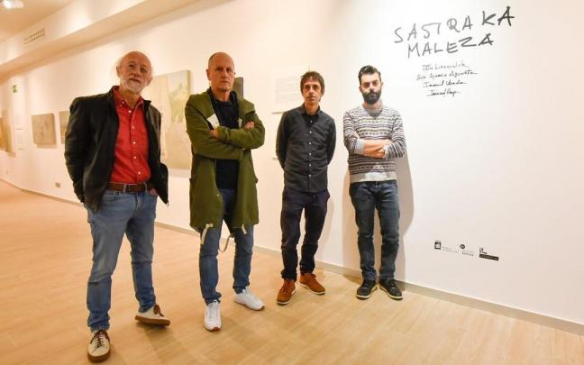 Pello Lizarraldek, Jose Ignazio Agorretak, Imanol Ubedak eta Imanol Rayak 'Sastraka' erakusketa aurkeztu dute gaur, ostirala, Donostian. Pello Lizarraldek, Jose Ignazio Agorretak, Imanol Ubedak eta Imanol Rayak 'Sastraka' erakusketa aurkeztu dute gaur, ostirala, Donostian.