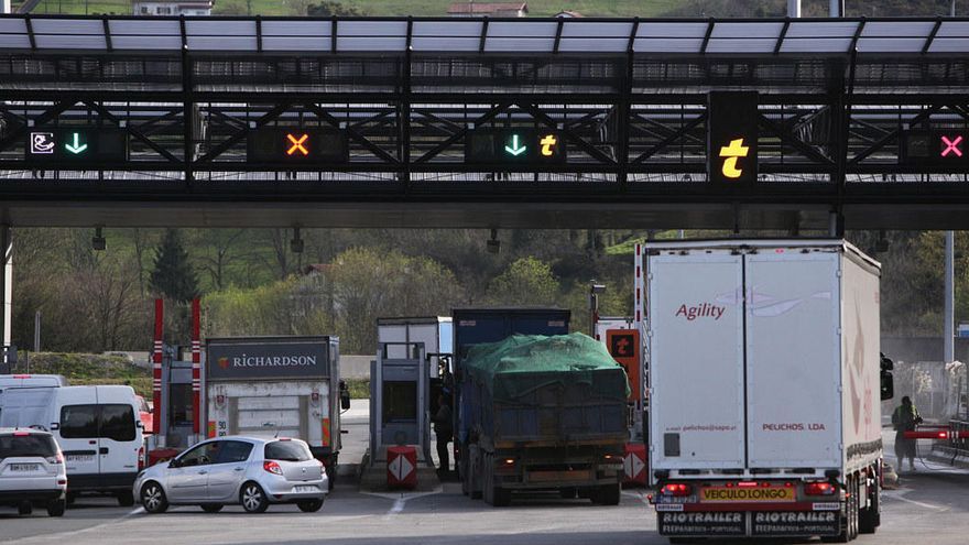 Varios coches circulan por el peaje de Irun