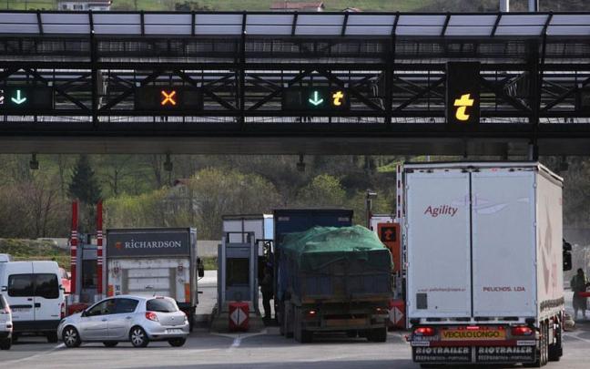 Varios coches circulan por el peaje de Irun Varios coches circulan por el peaje de Irun