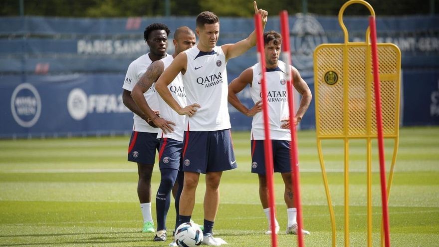 Ander Herrera durante un entrenamiento con el PSG, su ya exequipo.