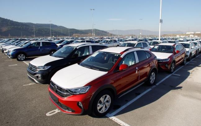 Vehículos en la campa de VW Navarra en Landaben.