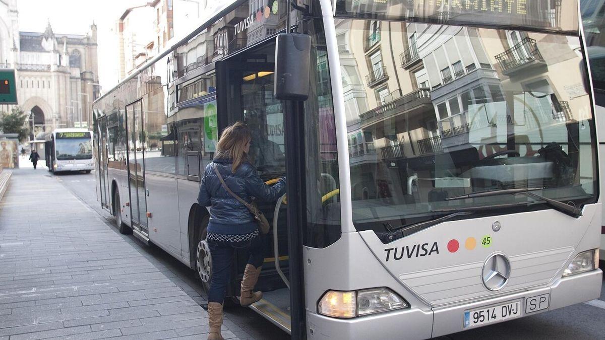 Una mujer sube a un autobús de Tuvisa de la línea 6