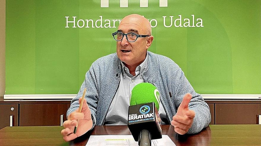 El concejal de Hacienda de Hondarribia, Juan Mari Altuna, explicando ayer la propuesta. | FOTO: N.G.