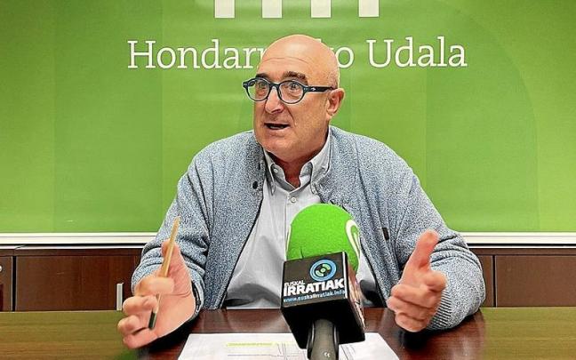 El concejal de Hacienda de Hondarribia, Juan Mari Altuna, explicando ayer la propuesta. | FOTO: N.G.