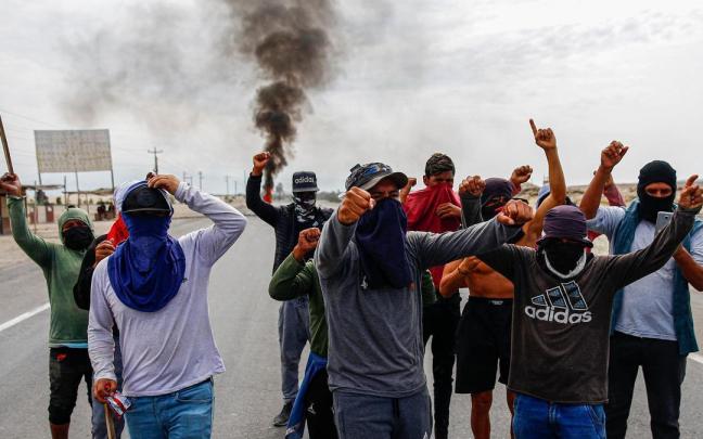 Simpatizantes de Pedro Castillo bloquean carreteras pidiendo su liberaci&oacute;n.