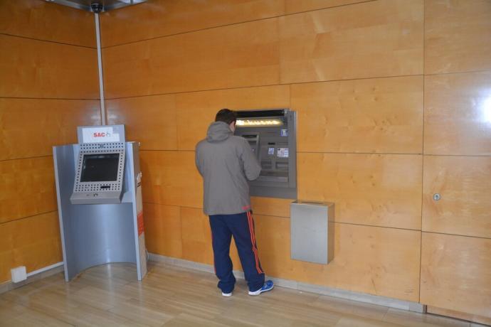 Un joven accede a su cuenta a través de un cajero de Kutxabank.