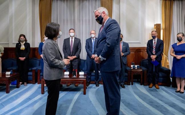 Tsai Ing Wen recibe a Eric Holcomb en Taipéi. Tsai Ing Wen recibe a Eric Holcomb en Taipéi.