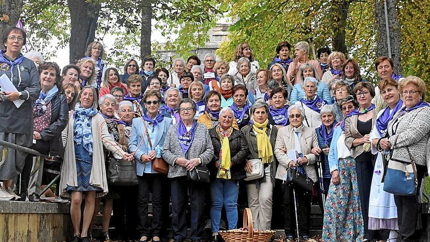 Mujeres agroganaderas de la asociación Gure Soroa a la que ya pertenecen 91 alavesas de 53 pueblos que, además de trabajar en el sector primario, tejen redes entre ellas. Al lado, un campo de cereal.