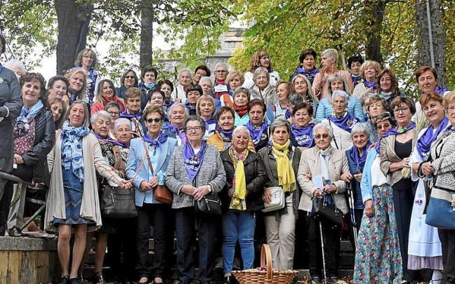 Mujeres agroganaderas de la asociaci&oacute;n Gure Soroa a la que ya pertenecen 91 alavesas de 53 pueblos que, adem&aacute;s de trabajar en el sector primario, tejen redes entre ellas. Al lado, un campo de cereal.