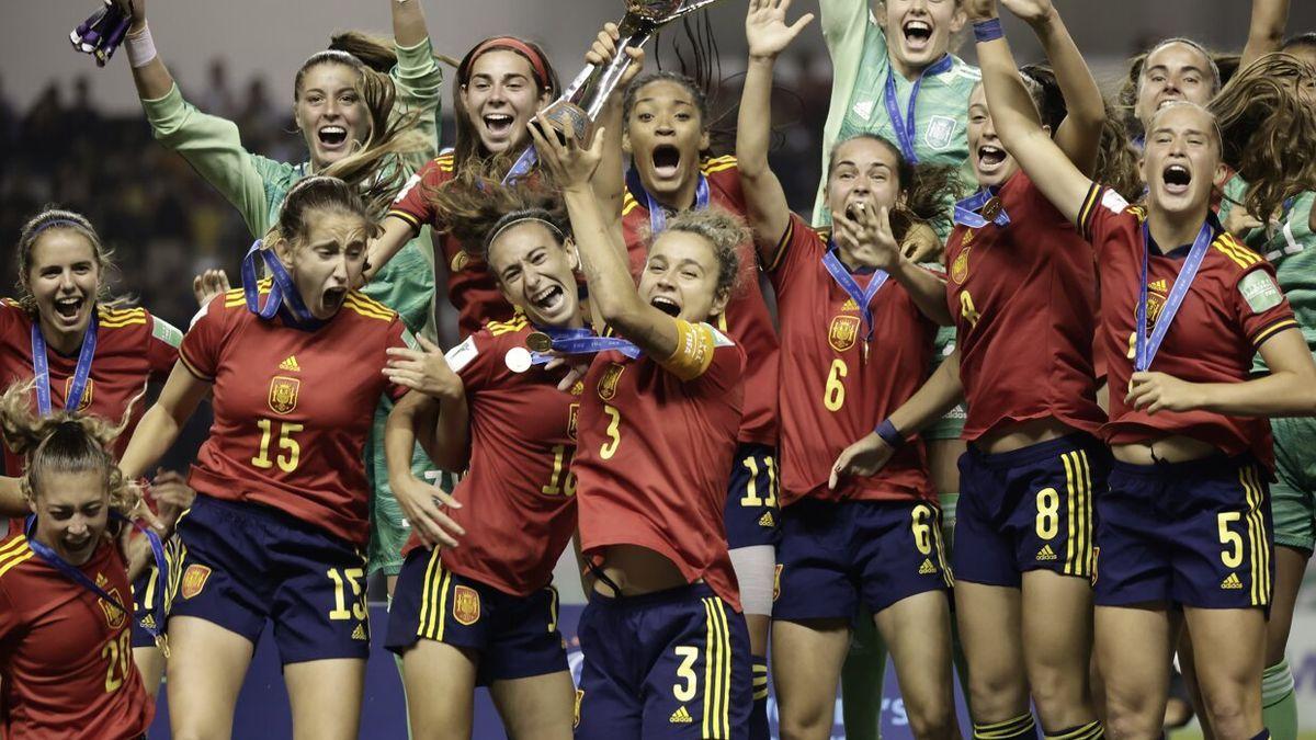 Ana Tejada, con el brazalete de capitana, levanta el trofeo ante la algarab&iacute;a de sus compa&ntilde;eras, con Uria y Nanclares de fondo.