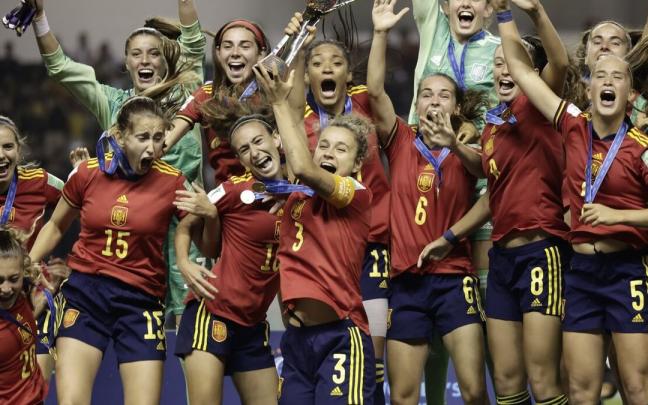 Ana Tejada, con el brazalete de capitana, levanta el trofeo ante la algarab&iacute;a de sus compa&ntilde;eras, con Uria y Nanclares de fondo.