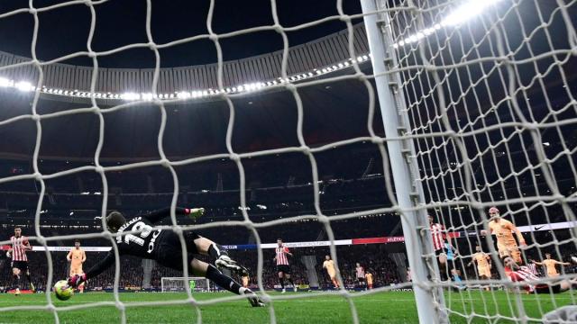 Julen Agirrezabala realiza una estirada para tratar de evitar el gol de Antoine Griezmann. Julen Agirrezabala realiza una estirada para tratar de evitar el gol de Antoine Griezmann.