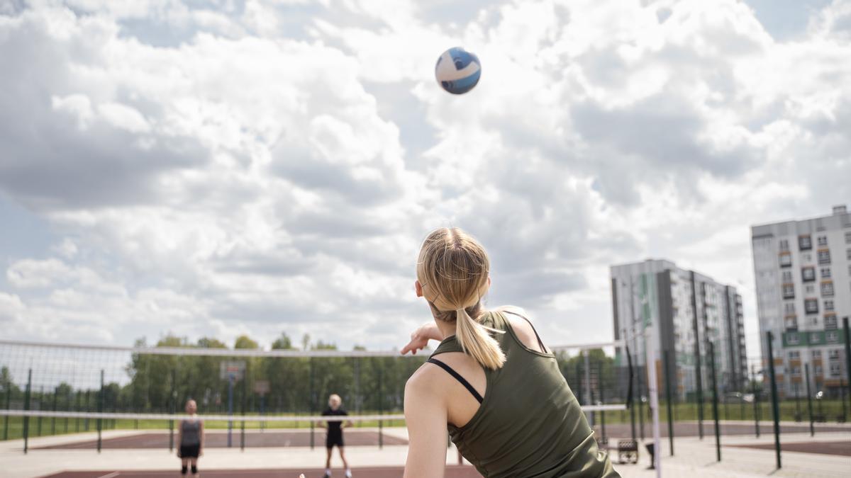 Una joven juega al voleibol.