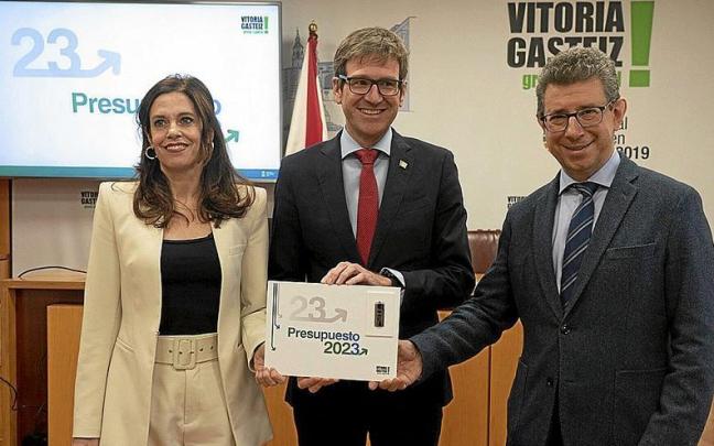 El alcalde, Gorka Urtaran, en el centro flanqueado por Maider Etxebarria e I&ntilde;aki Gurtubai con el proyecto de las cuentas 2023.
