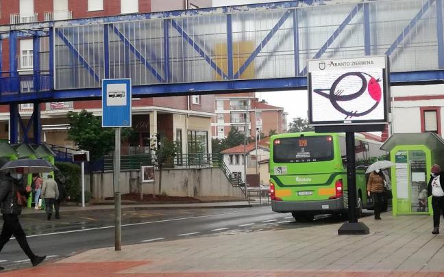 La pasarela se instaló en 2007 y salva la N-634 entre las plazas de Haritzalde y La Trinidad. La pasarela se instaló en 2007 y salva la N-634 entre las plazas de Haritzalde y La Trinidad.