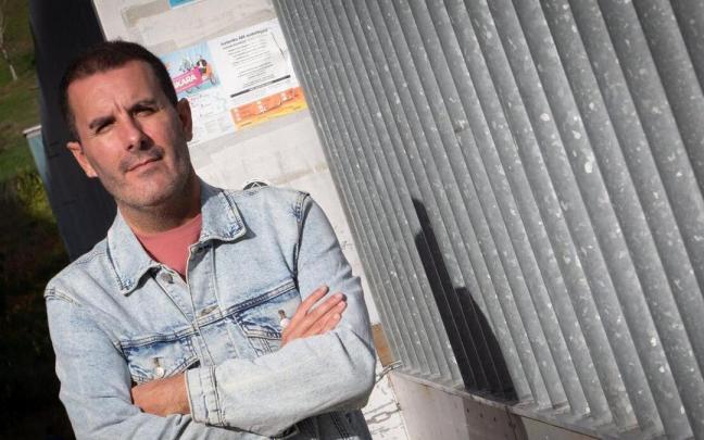 Xabi Mata, exentrenador del Cirbonero, en el campo de fútbol de Erripagaña.