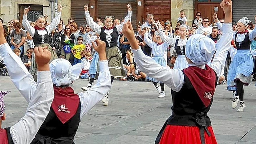 Imagen de archivo de dantzaris durante las fiestas de Agurain en honor de la Virgen del Rosario.. | FOTO: E.S.P.