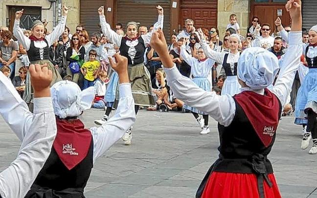 Imagen de archivo de dantzaris durante las fiestas de Agurain en honor de la Virgen del Rosario.. | FOTO: E.S.P. Imagen de archivo de dantzaris durante las fiestas de Agurain en honor de la Virgen del Rosario.. | FOTO: E.S.P.