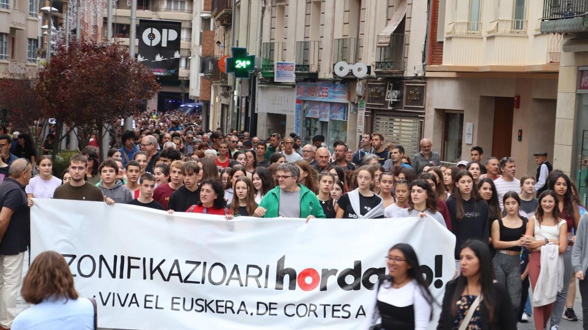 Un momento de la manifestación de esta tarde a su paso por la calle Carrera