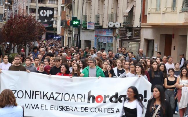 Un momento de la manifestación de esta tarde a su paso por la calle Carrera