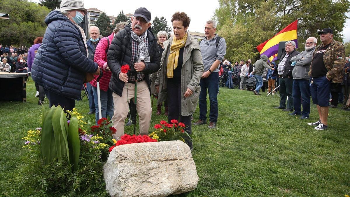 Acto de la Asociación de Familiares de Fusilados de Navarra (AFFNA-36) en recuerdo de los navarros asesinados tras el golpe de Estado de 1936.