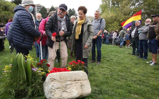 Acto de la Asociación de Familiares de Fusilados de Navarra (AFFNA-36) en recuerdo de los navarros asesinados tras el golpe de Estado de 1936.