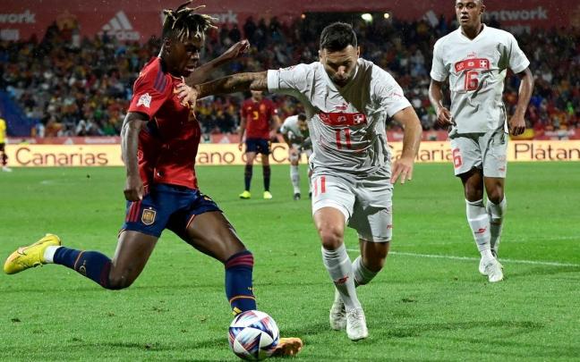 Nico Williams intenta un centro ante la oposición de Renato Steffen.