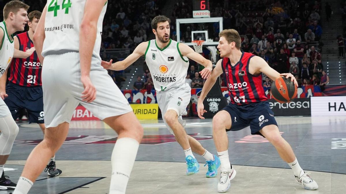 Kurucs, que es duda por unas molestias, durante el partido ante el Joventut disputado en el Buesa