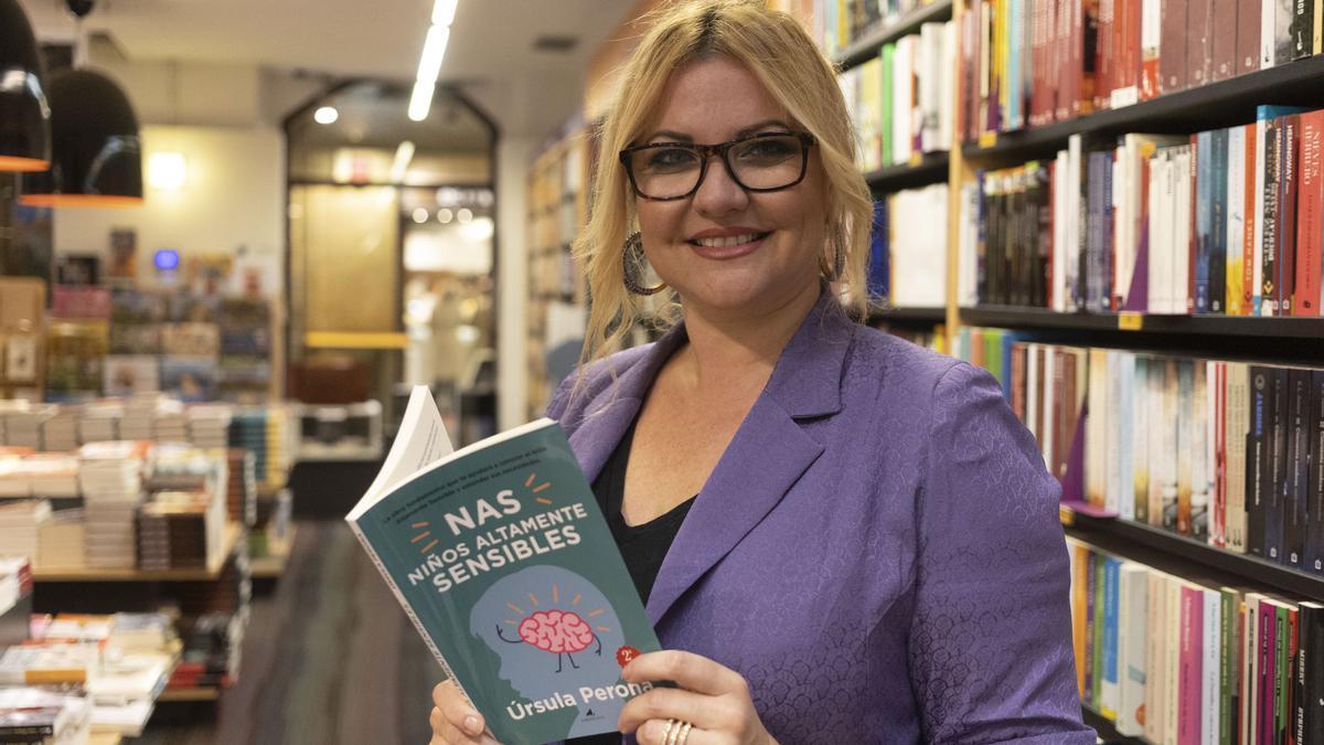 Úrsula Perona posa con uno de sus libros: 'Niños altamente sensibles'