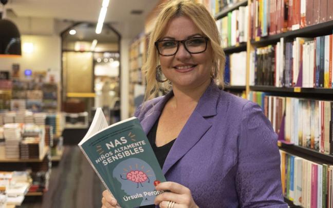 Úrsula Perona posa con uno de sus libros: 'Niños altamente sensibles' Úrsula Perona posa con uno de sus libros: 'Niños altamente sensibles'