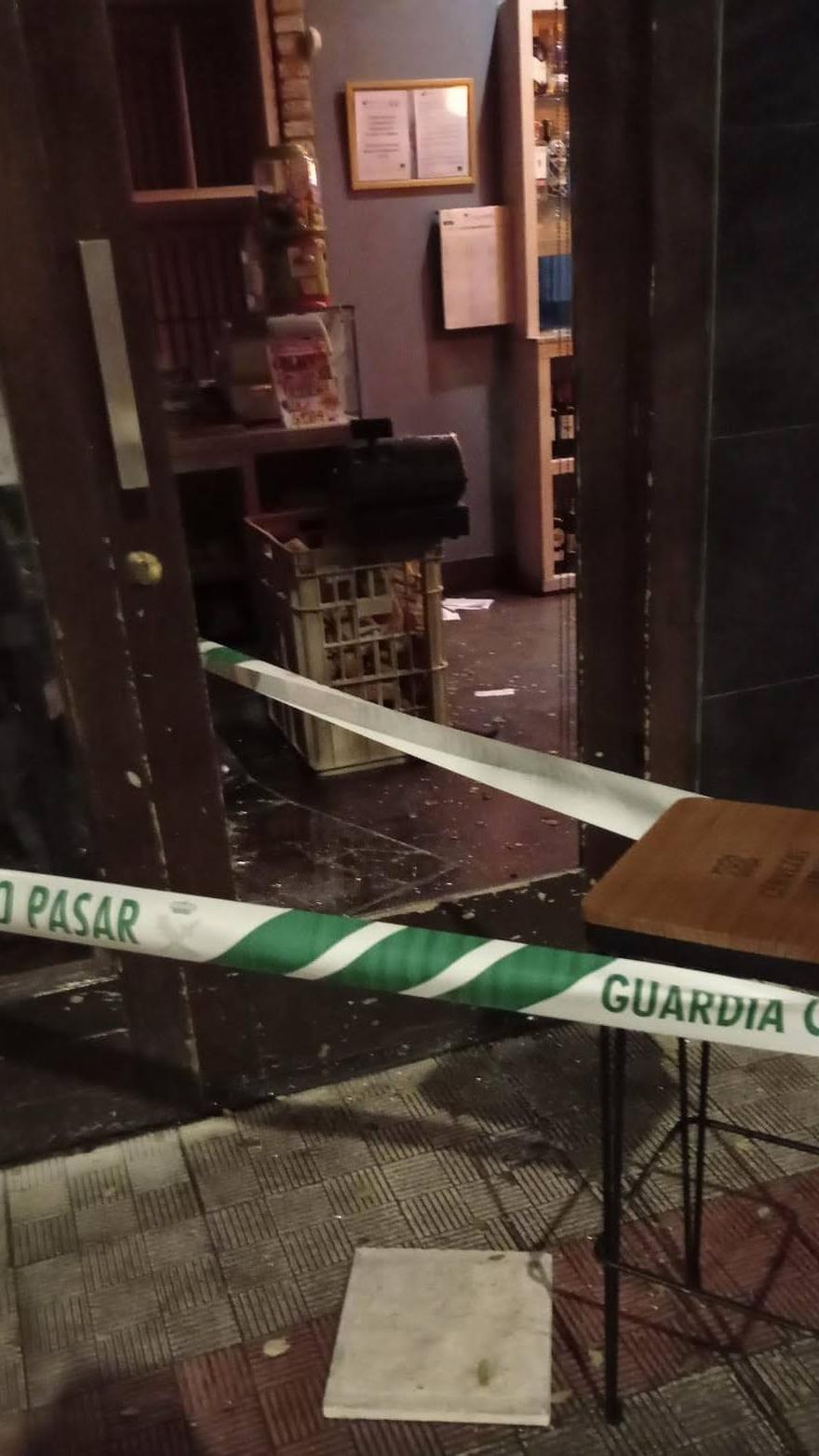 En el suelo, la baldosa utilizada por los ladrones para romper el cristal.