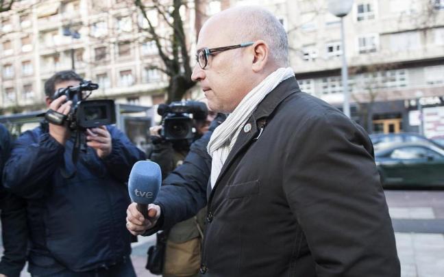 Alfredo de Miguel, en una imagen de archivo, llegando a una sesi&oacute;n del juicio en la Audiencia de &Aacute;lava