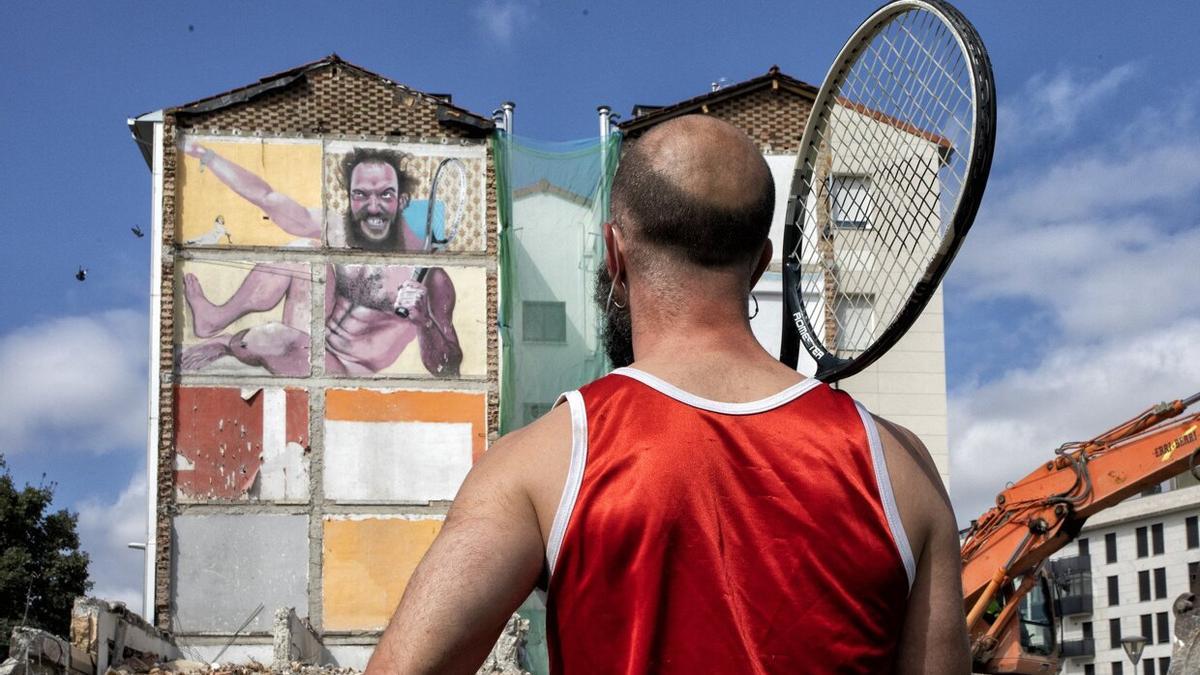 El tenista observa su primera gran creación, en la calle Ferrocarril, en julio de 2020.