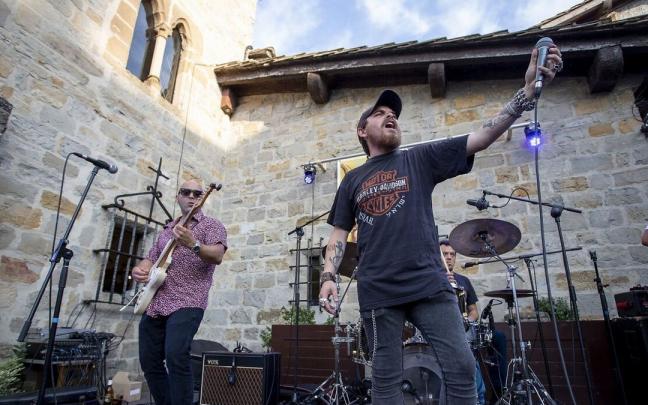 Concierto de Jimmy Barnatán & The Cocconers en el ciclo de verano del Caballo Blanco en 2018 Concierto de Jimmy Barnatán & The Cocconers en el ciclo de verano del Caballo Blanco en 2018
