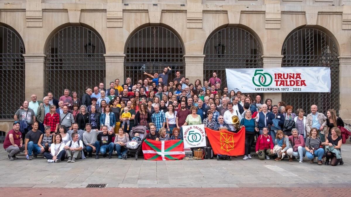 Fotografía de grupo de algunos de los integrantes de Iruña Taldea en sus 50 años de existencia.