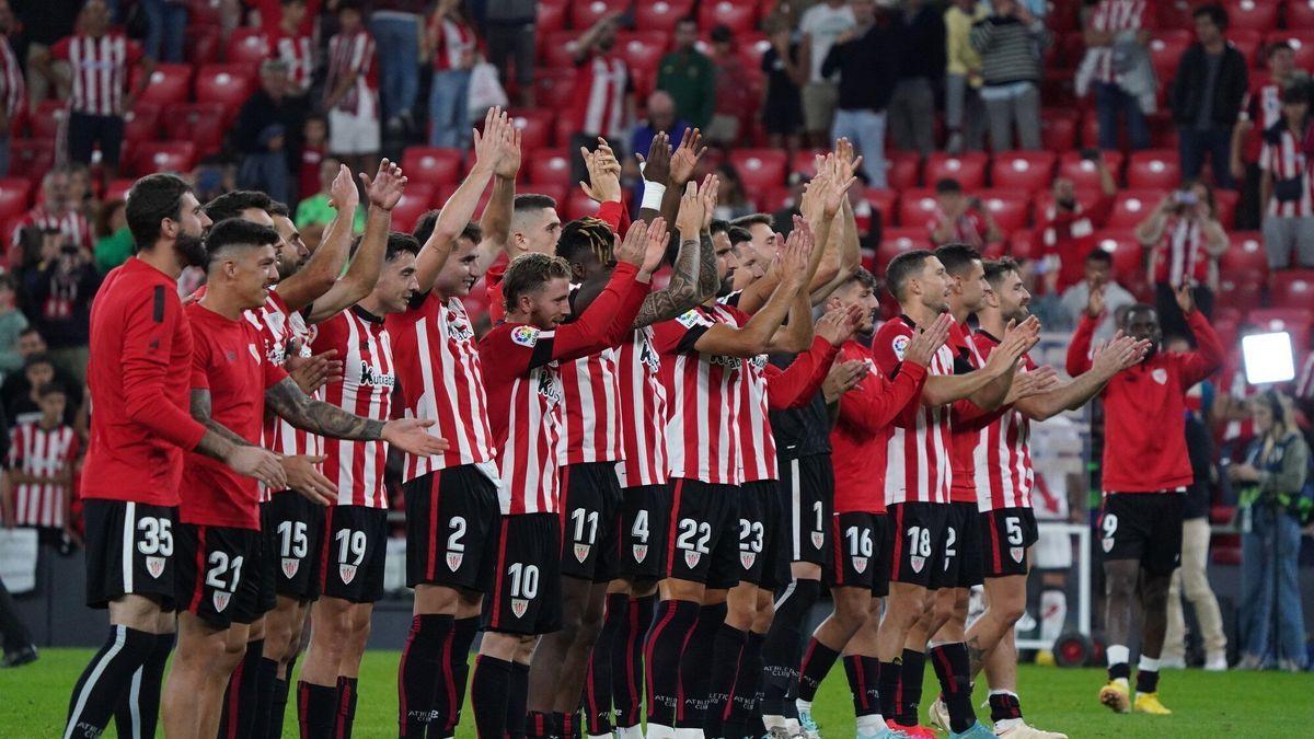 Comunión entre los jugadores del Athletic y la afición al final del encuentro.