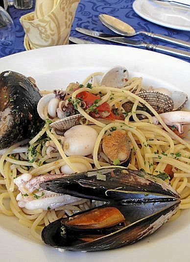Pasta con marisco fresco.