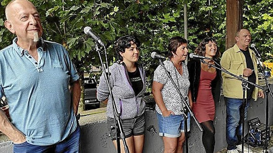 Los bertsolaris, ayer en Garagartza. | FOTO: BARREN.EUS