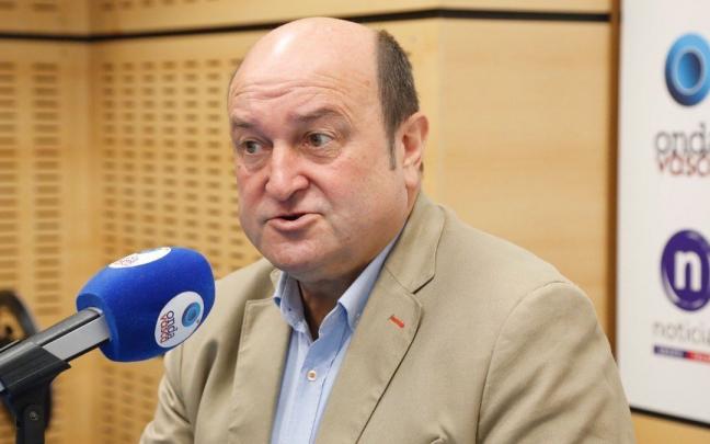 Andoni Ortuzar en los micr&oacute;fonos de Onda Vasca.