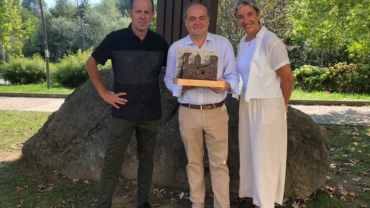 Aperribay con el presidente del Añorga, Haritz Illarramendi, y la vicepresidenta Arantxa Soroa