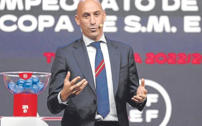 El presidente de la Federaci&oacute;n Espa&ntilde;ola, Luis Rubiales, durante el sorteo de Copa celebrado ayer. | FOTO: EFE
