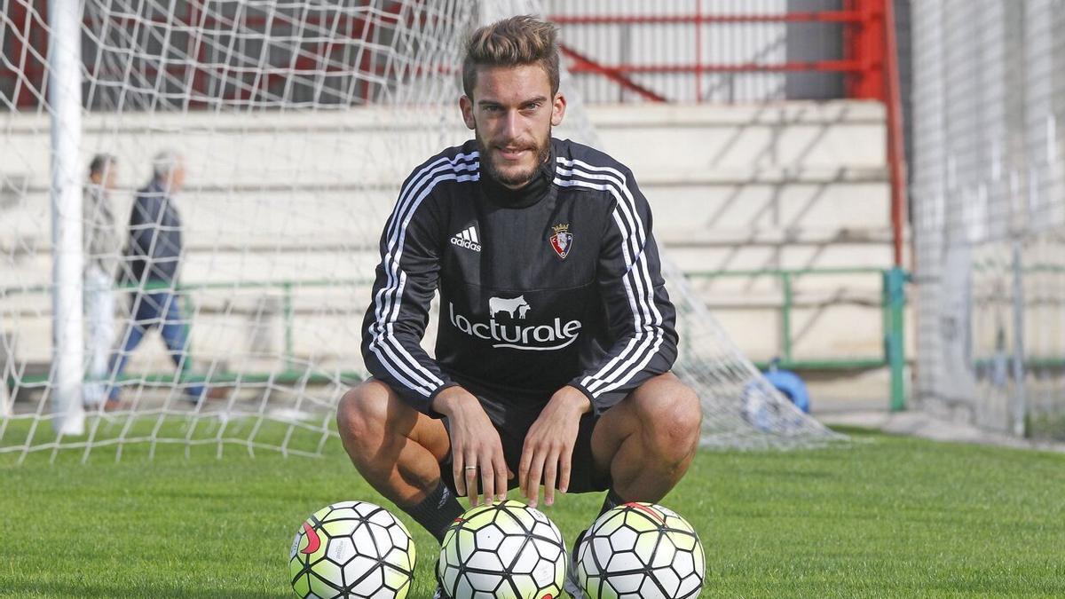 Roberto Torres, posando con tres balones un día después del 'hat trick' que firmó contra el Lugo en El Sadar el 4 de octubre de 2015.