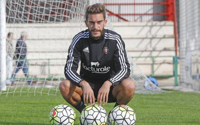 Roberto Torres, posando con tres balones un día después del 'hat trick' que firmó contra el Lugo en El Sadar el 4 de octubre de 2015. Roberto Torres, posando con tres balones un día después del 'hat trick' que firmó contra el Lugo en El Sadar el 4 de octubre de 2015.