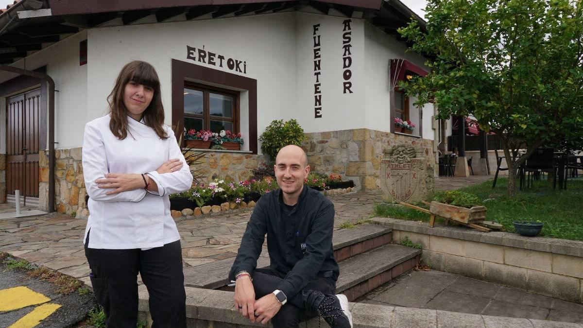 Guillermo Alonso y Ainhoa Pintado, parte del equipo del Asador Fuentene, frente a la entrada del restaurante.