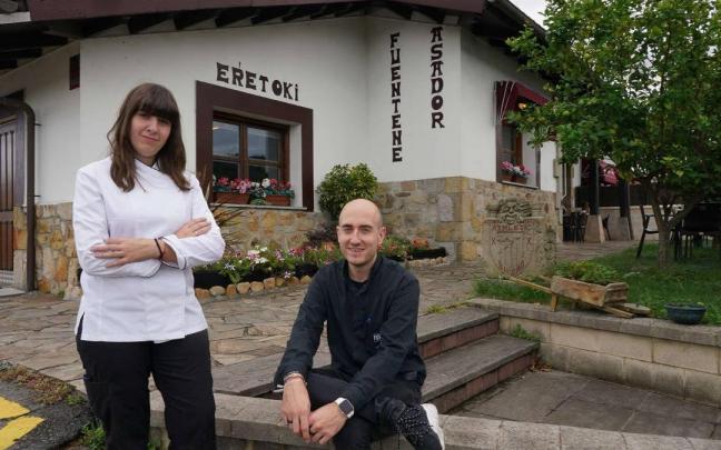 Guillermo Alonso y Ainhoa Pintado, parte del equipo del Asador Fuentene, frente a la entrada del restaurante.