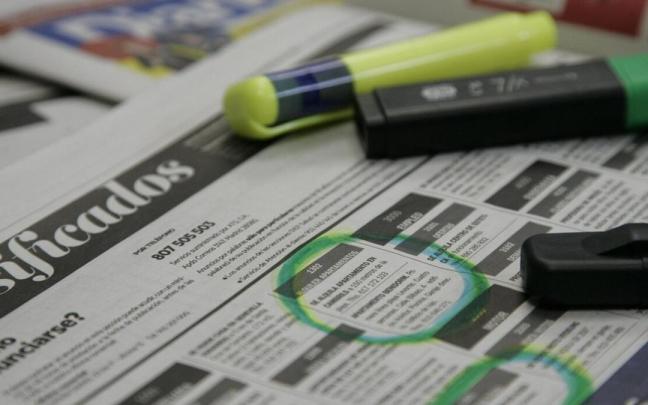B&uacute;squeda de pisos en la p&aacute;gina de anuncios clasificados de un peri&oacute;dico