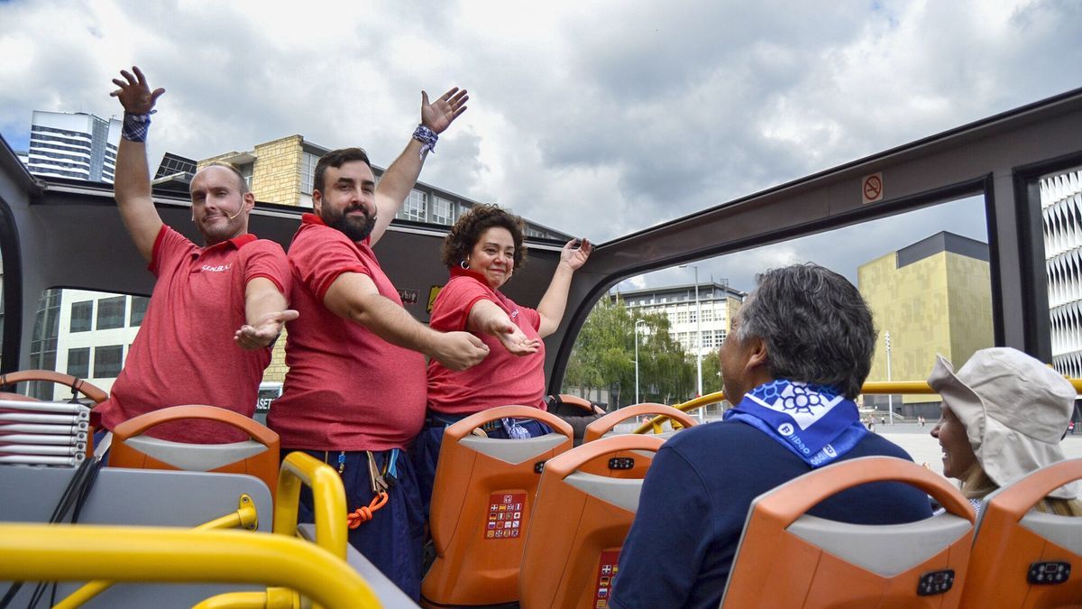 Carcajadas y mucha fiesta en el bus turístico de Bilbao