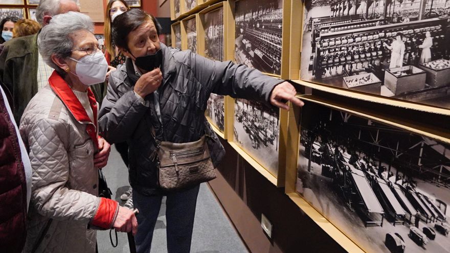 La exposición profundiza en la vida de las mujeres en once fábricas.