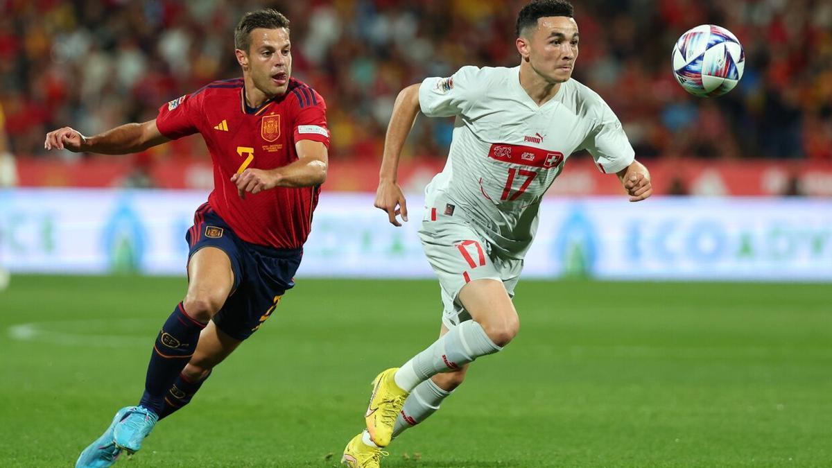 César Azpilicueta persigue al suizo Ruben Vargas en el partido de la UEFA Nations League Group B disputado en La Romareda.