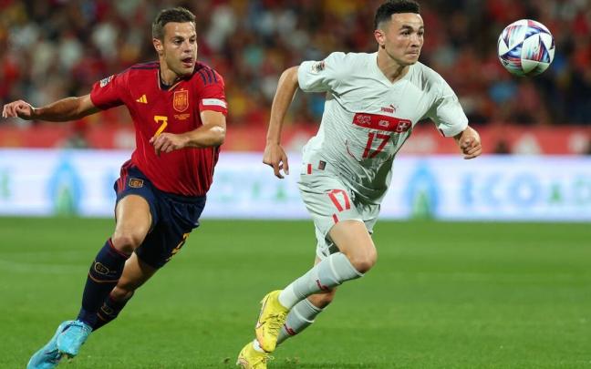 César Azpilicueta persigue al suizo Ruben Vargas en el partido de la UEFA Nations League Group B disputado en La Romareda. César Azpilicueta persigue al suizo Ruben Vargas en el partido de la UEFA Nations League Group B disputado en La Romareda.